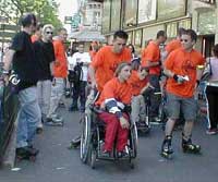 Les t-shirts oranges permettent une meilleure sécurité pour les membres de Mobile en Ville